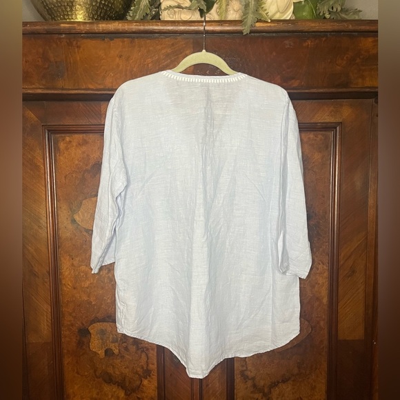 GUC Saks Fifth Avenue- OVERSIZED EMBROIDERED LINEN TOP IN LIGHT BLUE. Size L - Picture 3 of 7